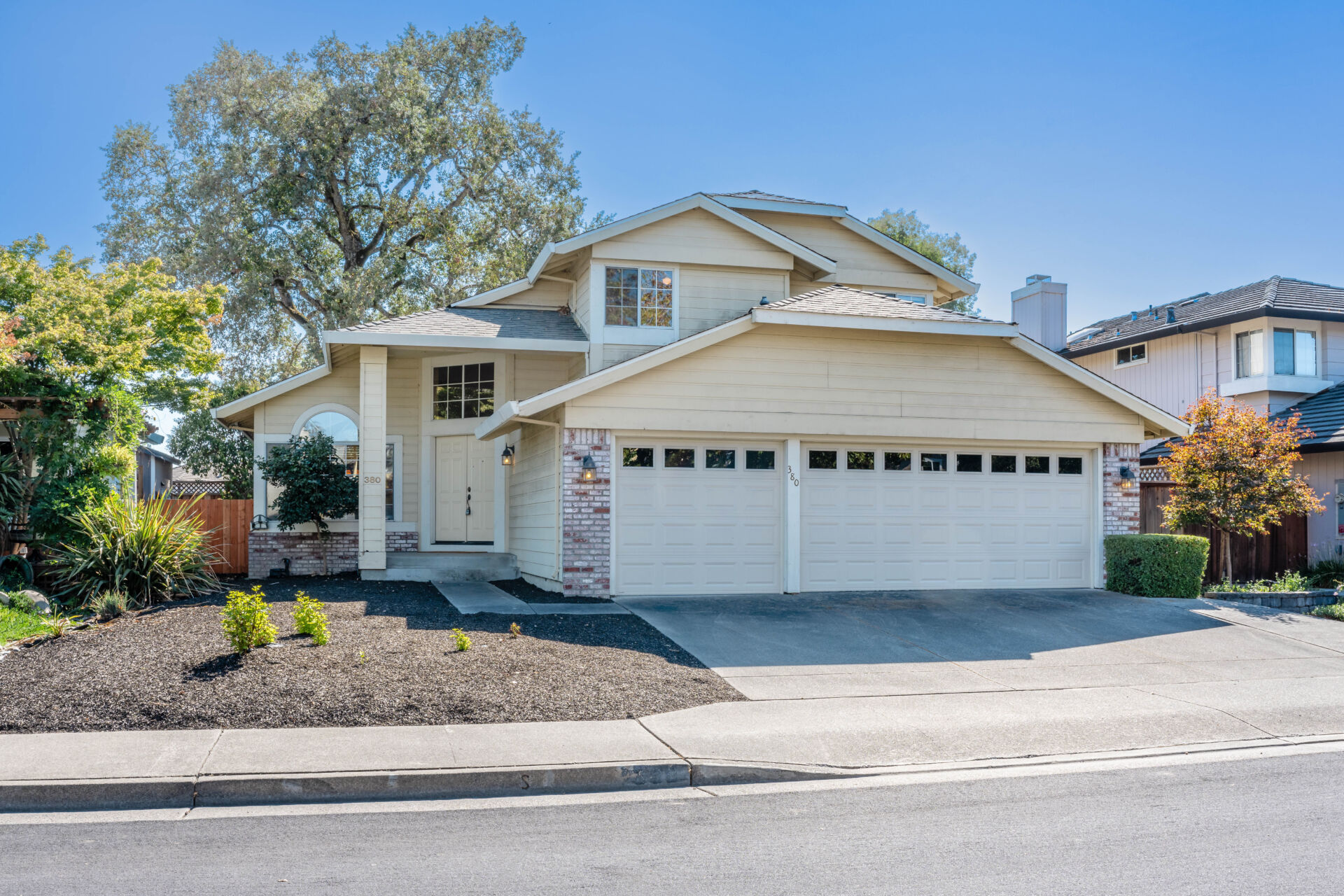 Beautiful 4 Bedroom Windsor Home!