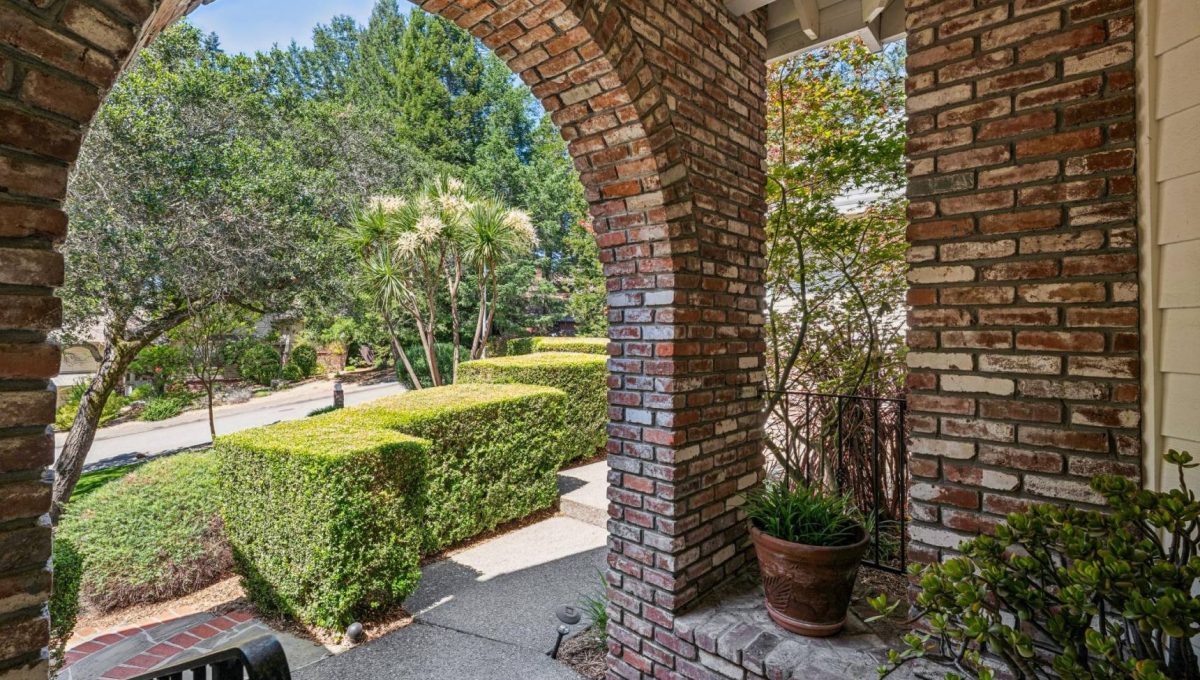 036-3302-jeremy-court.89832.p4k.018.web