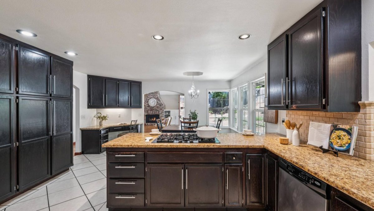 142-3302-jeremy-court.89832.p4k.062.web