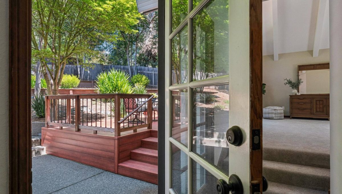 156-3302-jeremy-court.89832.p4k.068.web