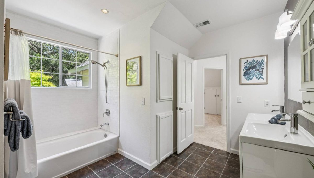 208-3302-jeremy-court.89832.p4k.096.web