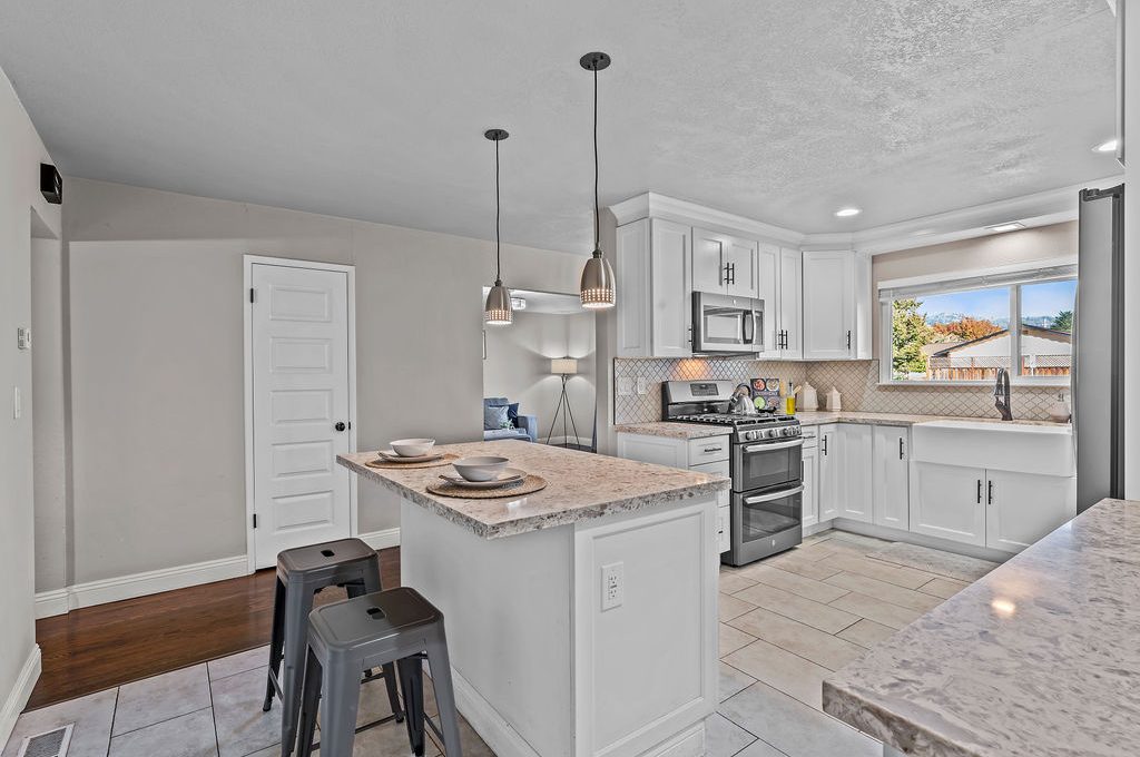 2033MissionBlvd035