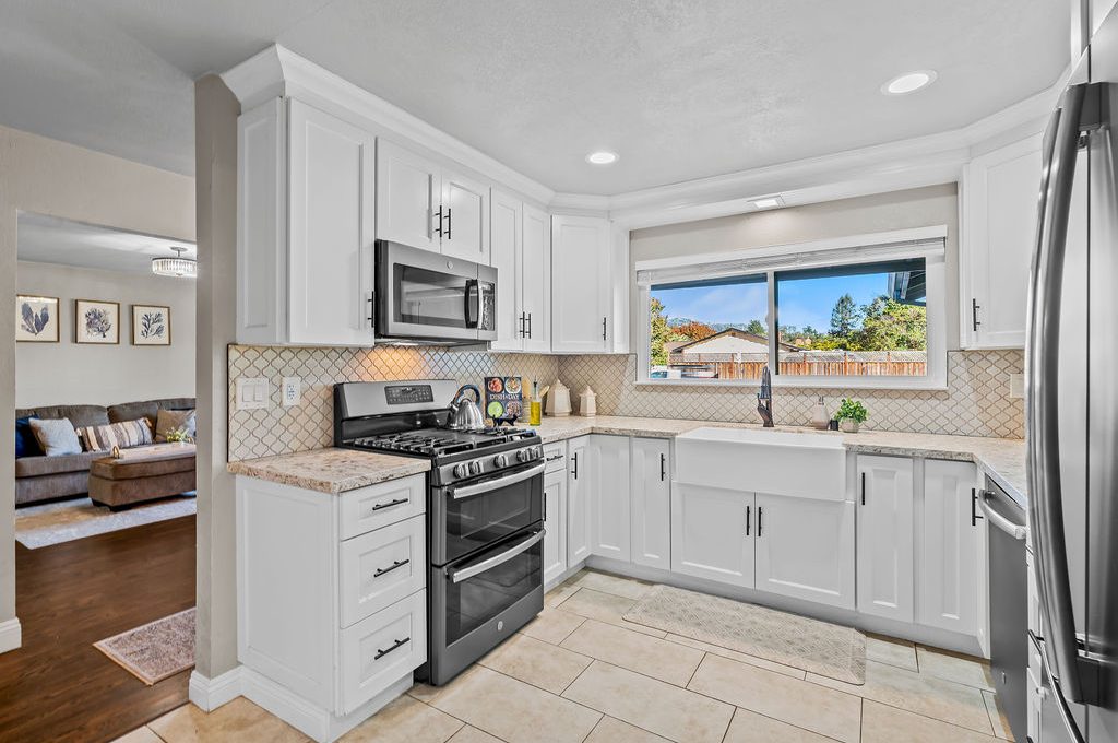 2033MissionBlvd036