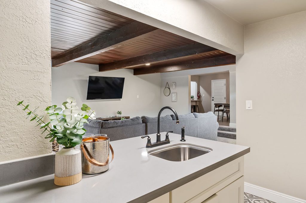 2033MissionBlvd052