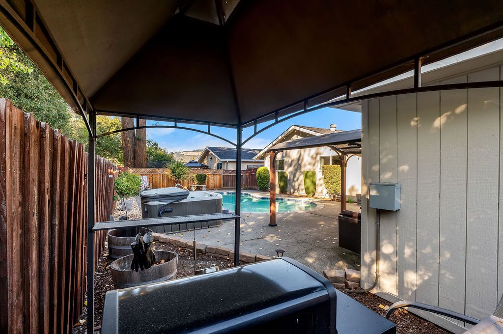 2033MissionBlvd068