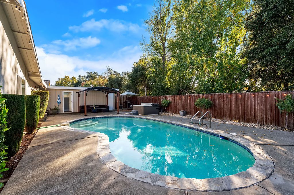 2033MissionBlvd074