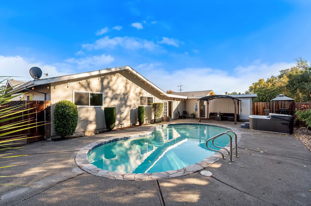 2033MissionBlvd075