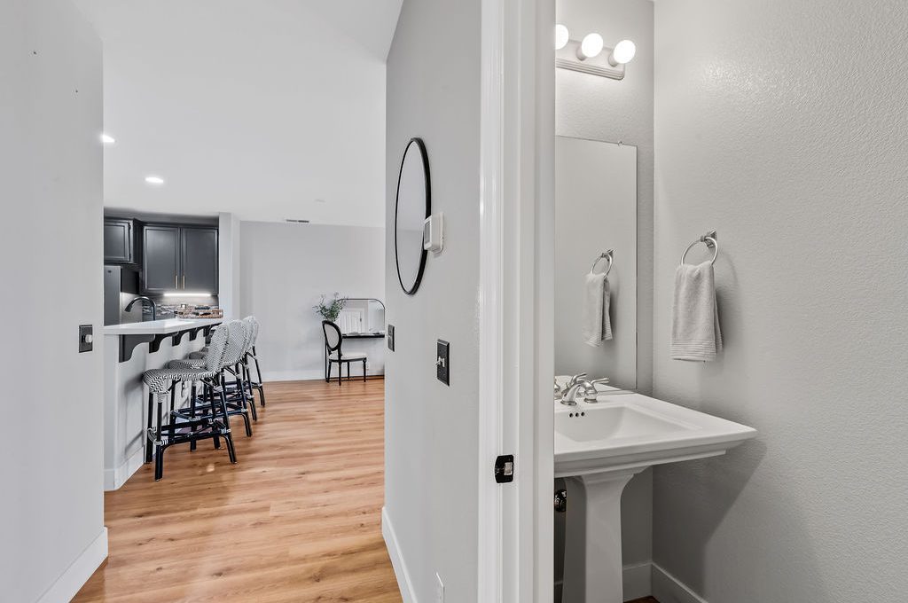 964McclellandDr003
