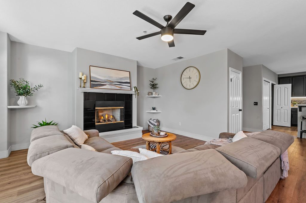 964McclellandDr010