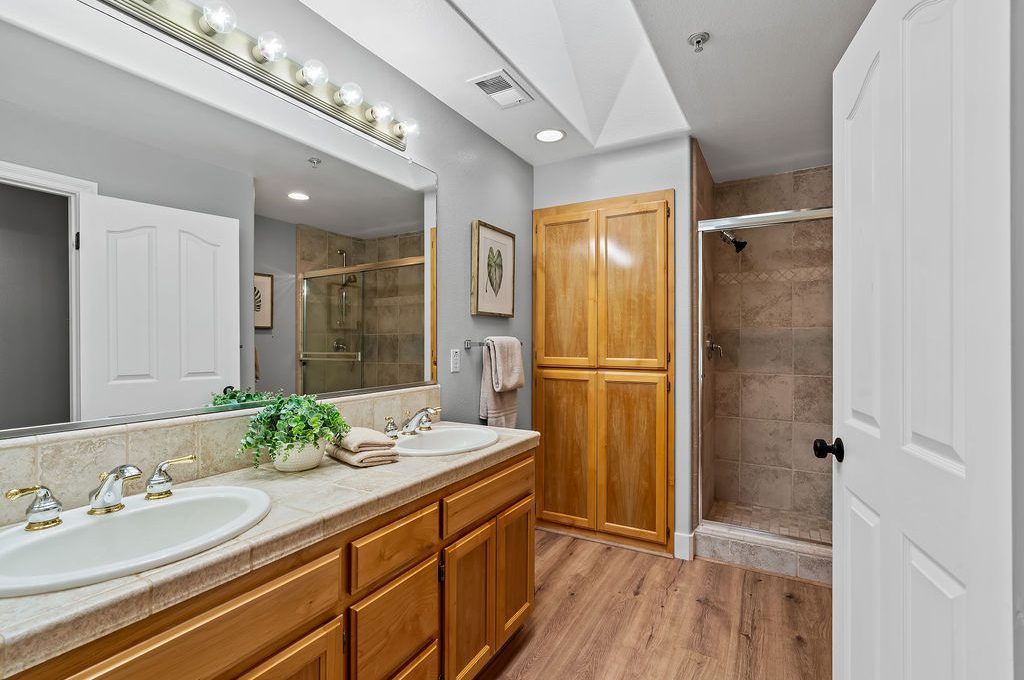 964McclellandDr041
