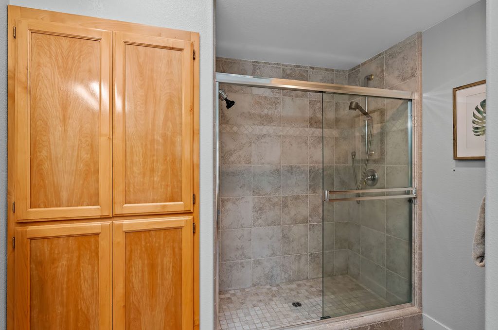 964McclellandDr042
