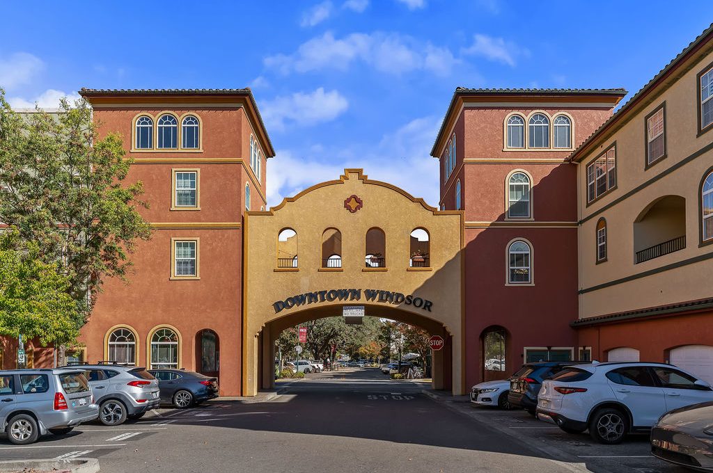 964McclellandDr051